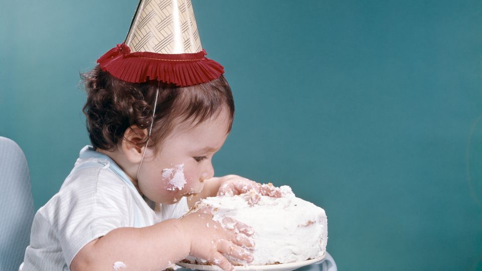 Baby mit Geburtstagstorte / Foto, 1960er Jahre